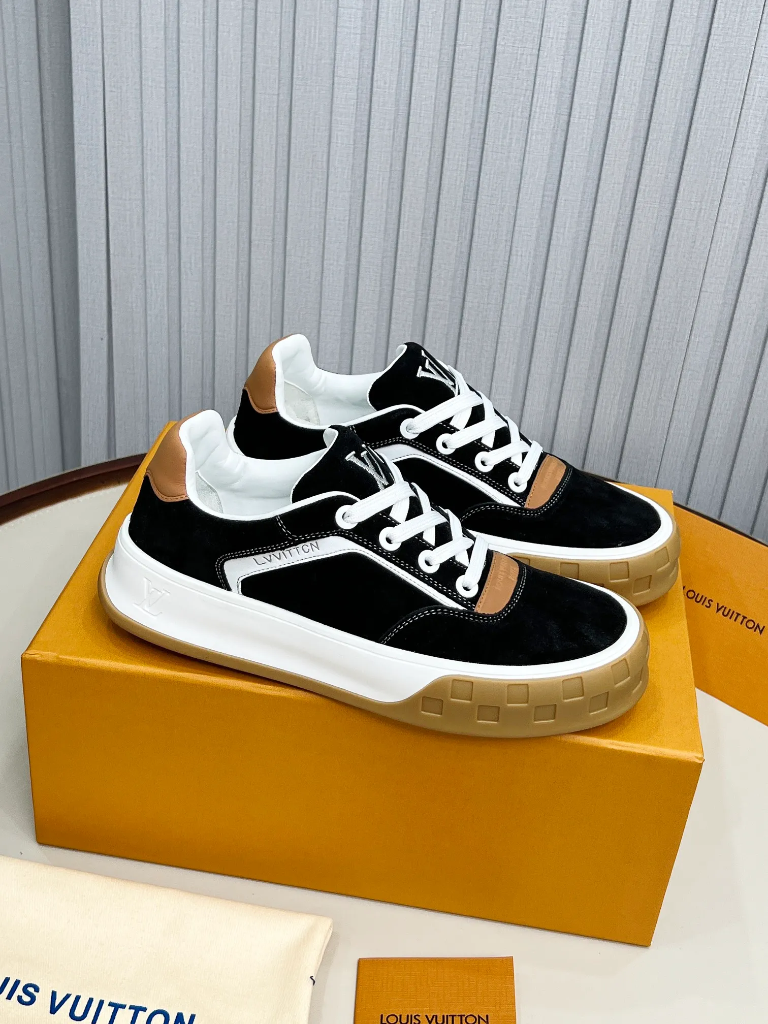p620💰Men's shoes ❤️❤️❤️Top version LV-Louis Vuitton-Classic catwalk new style Air glue process·Original 1:1 development and reproduction! ! The upper foot is very comfortable. It is made of luxurious materials and fine workmanship. The midsole is printed with English letters "Made in Europe". The upper is made of calfskin imported from Italy. The side is decorated with the brand's LOGO and signature. The latest latex foot pads and mesh lining make the foot feel super comfortable. The original two-color TPU combination outsole is specially provided by the original factory. Bag technology Goodyear stitched edges Fabric: Exclusive custom first-layer cowhide Accessories: Exclusive private model Vuitton logo, lining: Customized silk mesh lining - first-layer silk cowhide lining Outsole: TPU combination outsole wear-resistant, non-slip and anti-yellowing Foot pads: new latex pads-mesh sweat-absorbent Counter technology: fully computerized sewing machine wire drawing Toe box back cover Hot and cold shaping Full set of pull-top last with medium and low logo pattern Code number 39-45